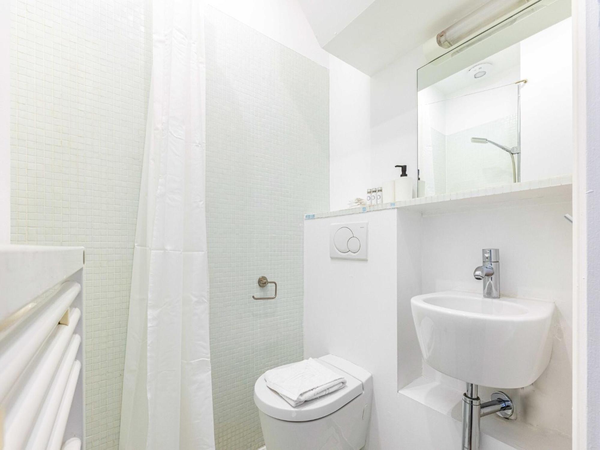 Apartment Charming 1p Near Av Montaigne Paris