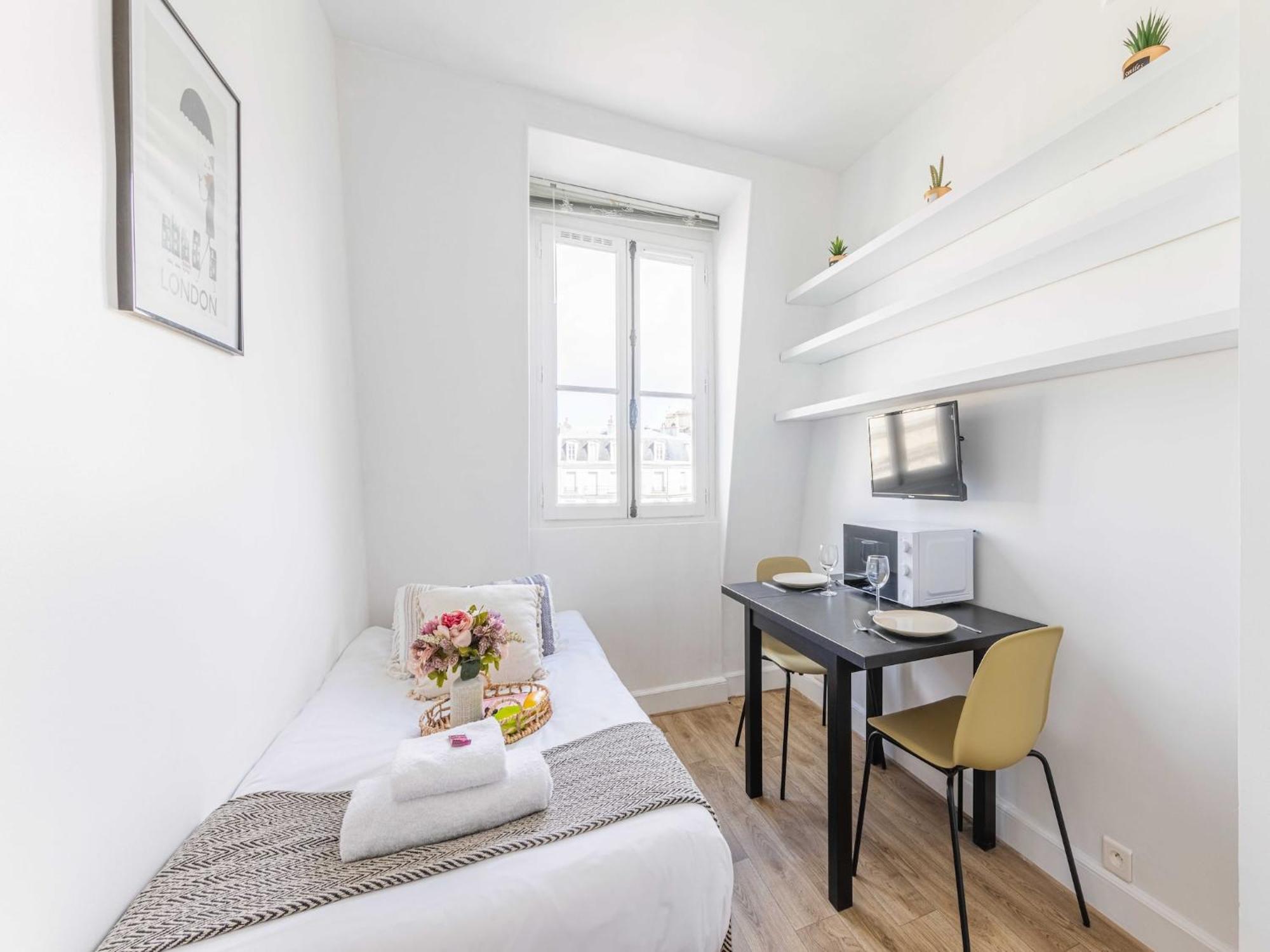 Apartment Charming 1p Near Av Montaigne Paris